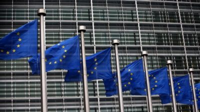 Флаги ЕС у здания Еврокомиссии в Брюсселе