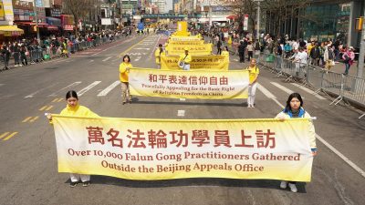 Практикующие Фалуньгун участвуют в параде, призывающем положить конец преследованиям в Китае, в честь 26-й годовщины обращения от 25 апреля 1999 года в Пекине, район Флашинг, Квинс, Нью-Йорк, 19 апреля 2025 года.