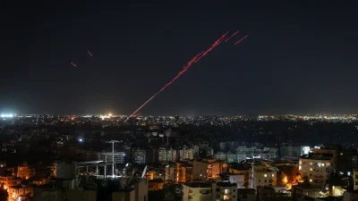 Жители Бейрута, Ливан, 16 апреля 2026 года стреляют в воздух в честь соглашения о прекращении огня.