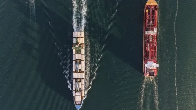 Сухогруз и грузовое судно проходят через Панамский канал в Панама-Сити 12 марта 2026 года.