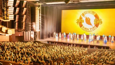 Артисты Shen Yun Performing Arts во время выхода на поклон в театре «Куин Элизабет» в апреле 2026 года.