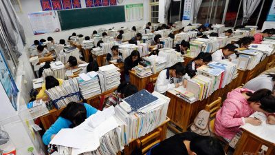 Старшеклассники готовятся к вступительным экзаменам в колледж в старшей школе в Ляньюньгане, провинция Цзянсу, Китай.