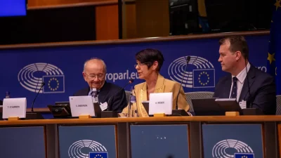 Доктор Тревор Стаммерс (слева), депутат Европарламента Кристин Андерсон (в центре) и доктор Андреас Вебер (справа) в Европейском парламенте в Брюсселе 21 апреля на конференции «Этика трансплантологии: от донорства органов до трансплантационного туризма».