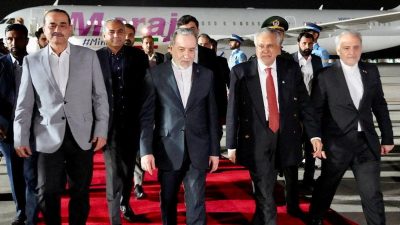 Министр иностранных дел Пакистана Исхак Дар и главнокомандующий армией Асим Мунир приветствуют министра иностранных дел Ирана Аббаса Арагчи в Равалпинди, Пакистан, 25 апреля 2026 года.