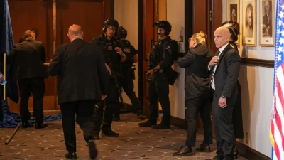 Агенты на страже после инцидента на ежегодном ужине Ассоциации корреспондентов Белого дома 25 апреля 2026 года в Вашингтоне, округ Колумбия.