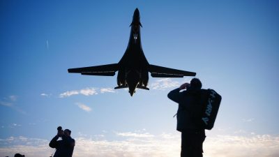 Бомбардировщик B-1 ВВС США заходит на посадку на авиабазе Королевских ВВС Фэрфорд в Фэрфорде, Англия, 11 марта 2026 года.