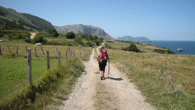 Паломник идёт по Пути Святого Иакова,