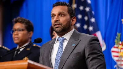 Директор ФБР Каш Патель выступает на пресс-конференции в Министерстве юстиции 4 декабря 2025 года.