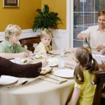 Семейные ужины защищают подростков от употребления психоактивных веществ