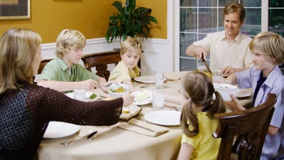 Семейные ужины защищают подростков от употребления психоактивных веществ