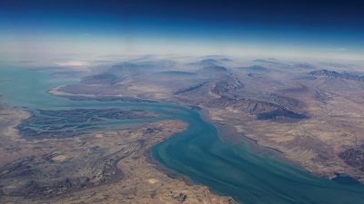 Вид с воздуха на иранские берега и остров Кешм в Ормузском проливе, 10 декабря 2023 года.