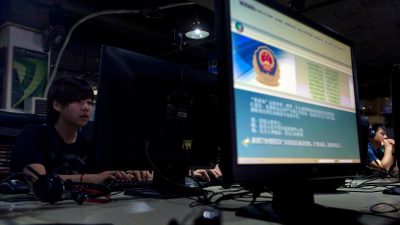 В интернет-кафе в Пекине на экране компьютера отображается сообщение о правильном использовании интернета от «Великого китайского файрвола».