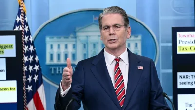 Министр финансов США Скотт Бессент выступает на брифинге для прессы в зале Брейди в Белом доме в Вашингтоне, 15 апреля 2026 года.