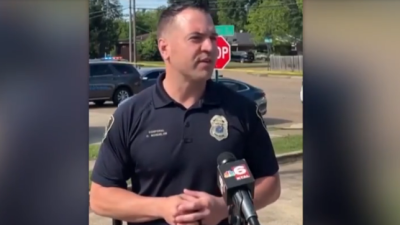 Полицейские собираются у дома на Харрисон-стрит рядом с Бернстайн-авеню в Шривпорте, штат Луизиана, чтобы расследовать стрельбу, 19 апреля 2026 года.