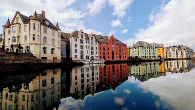 В городе Олесунн, Норвегия, вдоль центральной гавани выстроились красочные здания в стиле модерн.