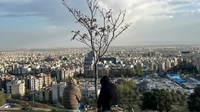 Люди любуются видом на город в парке Пардисан в Тегеране, Иран, 14 апреля 2026 года.