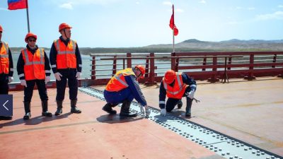 Группа рабочих РФ и КНДР во время финальных работ по соединению автомобильного моста