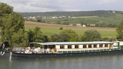 Баржа Nenuphar компании French Country Waterways на канале в долине Луары