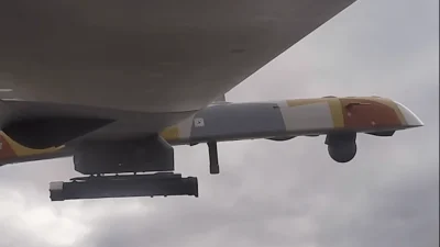 БПЛА крупным планом на фоне неба