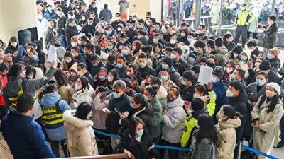 Толпа людей на ярмарке вакансий в Китае