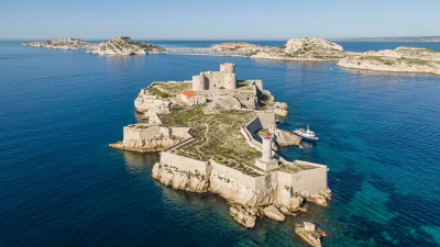 Скалистый остров Иф является домом для замка Иф.