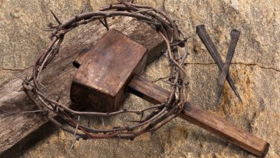 Атрибуты мучения Иисуса Христа: Терновый венец, крест, гвозди