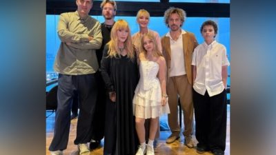 Праздничное фото семьи Аллы Пугачевой в Лимасоле в честь 77-летия певицы. Все родственники собрались в ресторане на Кипре в апреле 2026 года.