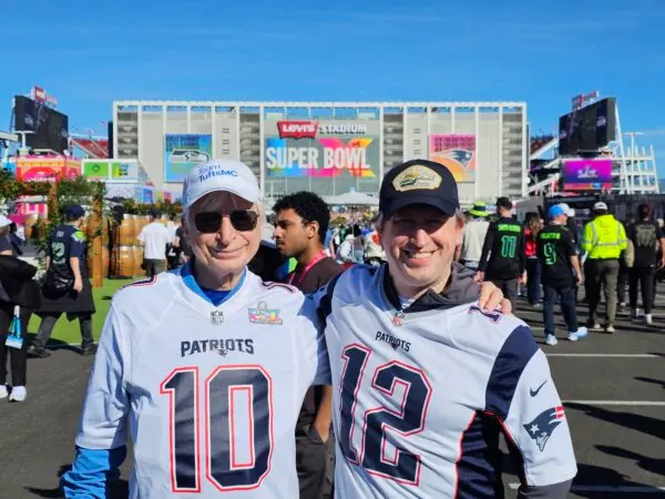 Доктор Майкл Холик и его сын Майкл Тодд Холик на Суперкубке