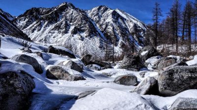 Заснеженные склоны гор в Бурятии, район Мунку-Сардык