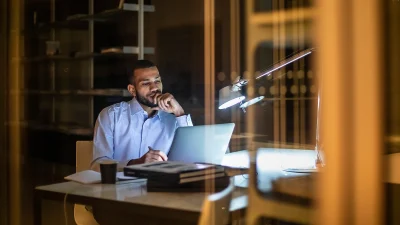 Человек задумался за компьютером.