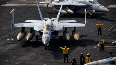 Истребители ВМС США на палубе авианосца