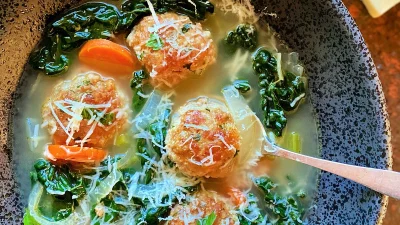 Итальянский овощной суп с фрикадельками, шпинатом и сыром