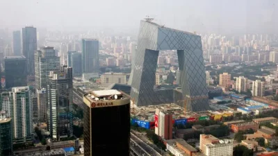 Новое угловатое здание штаб-квартиры Центрального телевидения Китая возвышается над окрестностями Пекина.