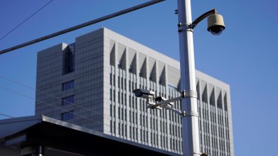 Камеры видеонаблюдения на фоне административного здания в Китае