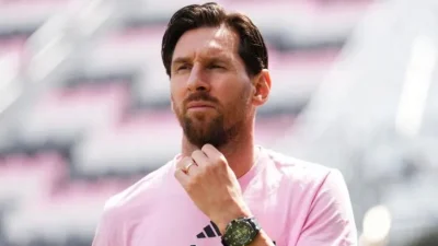 Лионеля Месси на фоне трибун