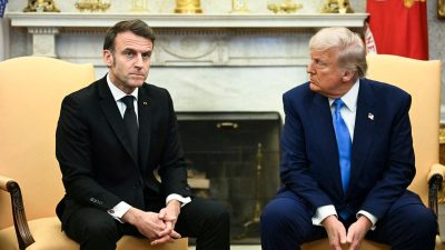 Эммануэль Макрон и Дональд Трамп во время официальной встречи