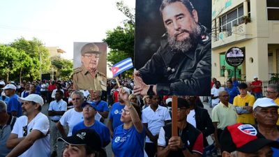 Участники митинга в Гаване с флагами Кубы и большими портретами Фиделя и Рауля Кастро