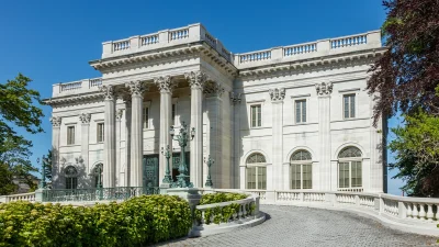 Фасад Мраморного дома в Ньюпорте в стиле классицизма