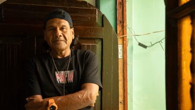 Максимо «Гатон» Напа Кастро в своём доме в Перу.