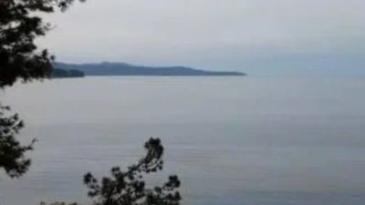 нНфтяное пятно на синем море