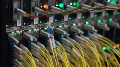 Коммутационное оборудование крупного узла связи, символизирующее консолидацию рынка интернет-провайдеров