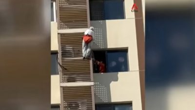 89-летняя пенсионерка в Пекине висит на фасаде здания на уровне 26 этажа.