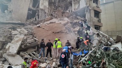 Спасатели разбирают завалы разрушенного здания в Ливане после авиаудара