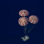 Опубликованы кадры спуска экипажа «Артемиды-2» над Тихим океаном (видео)