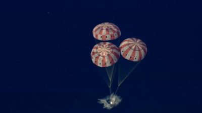 Капсула НАСА Орион с астронавтами возвращается на Землю после облета Луны