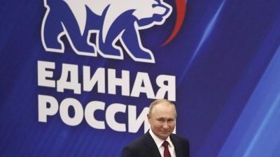 Владимир Путин на фоне логотипа «Единой России»