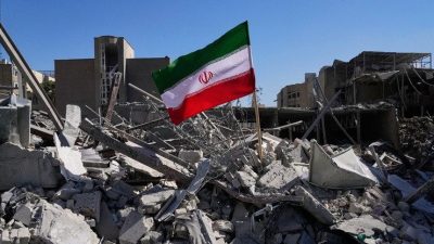 Иранский флаг среди обломков и руин после завершения операции «Ярость»