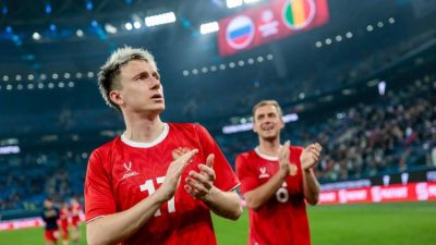 Александр Головин и игроки сборной России благодарят болельщиков после матча с Мали в Санкт-Петербурге