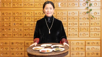 Серена Фэн держит поднос с китайскими травами