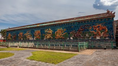 Панорамный вид на Стену Девяти Драконов с глазурованной плиткой